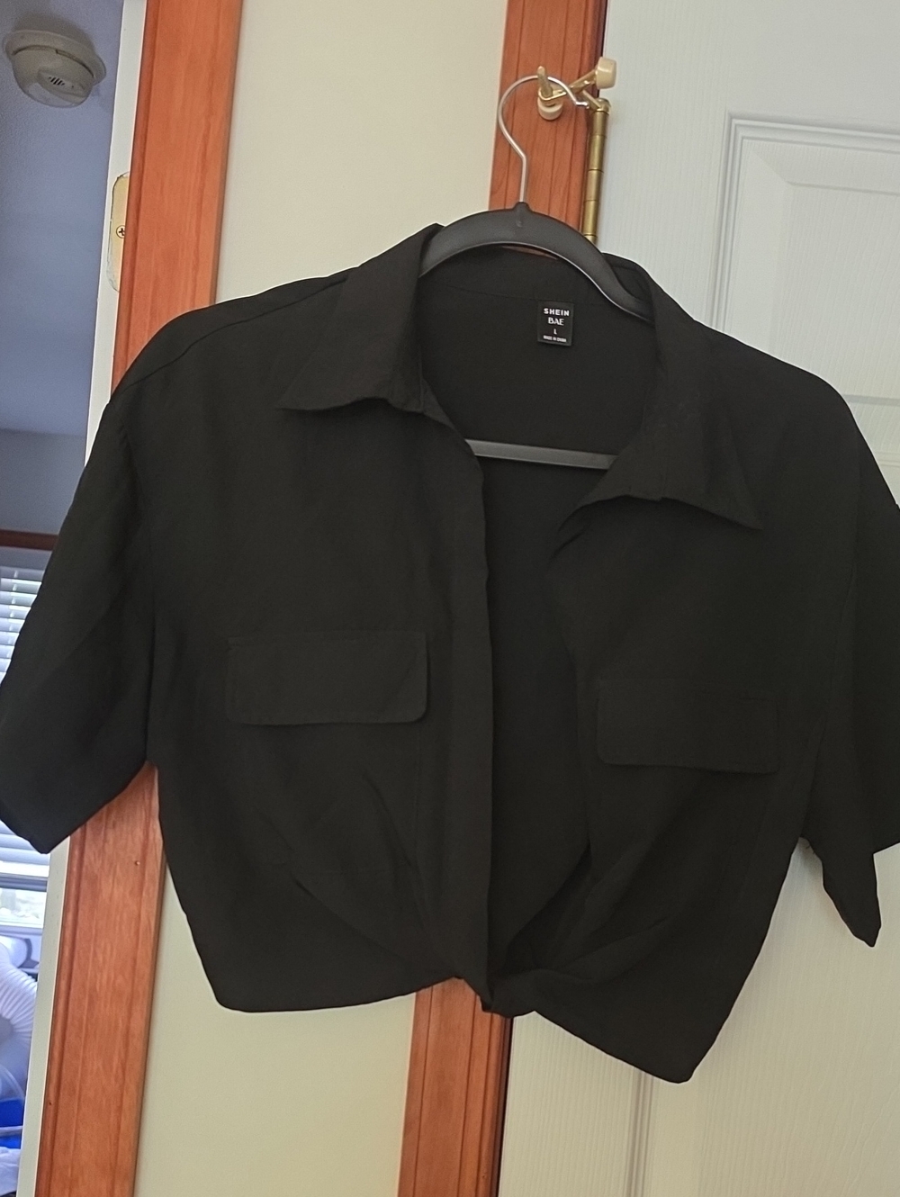 SHEIN Black Cropped  Shirt with Knotted Twist Hem